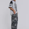 Gewaschene schwarze Cargohose im Trooper-Camo-Look