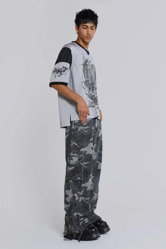 Gewaschene schwarze Cargohose im Trooper-Camo-Look