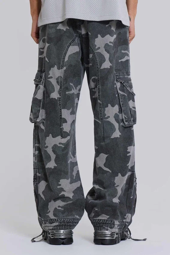 Gewaschene schwarze Cargohose im Trooper-Camo-Look