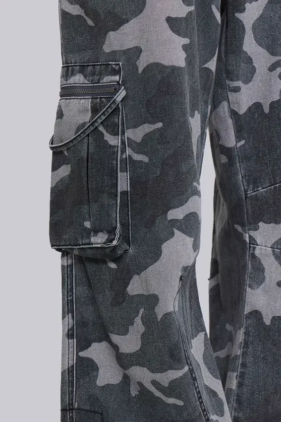 Gewaschene schwarze Cargohose im Trooper-Camo-Look