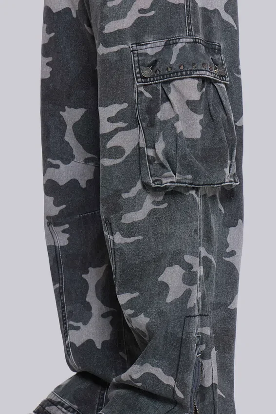 Gewaschene schwarze Cargohose im Trooper-Camo-Look
