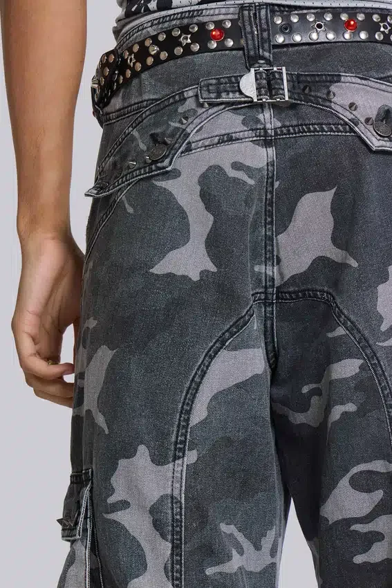 Gewaschene schwarze Cargohose im Trooper-Camo-Look