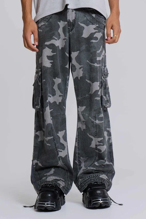 Gewaschene schwarze Cargohose im Trooper-Camo-Look