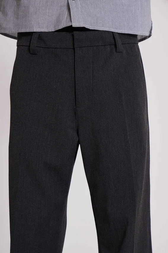 Graue Anzughose mit gestuftem Bootcut