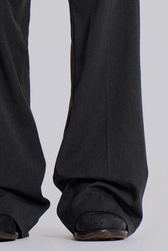 Graue Anzughose mit gestuftem Bootcut