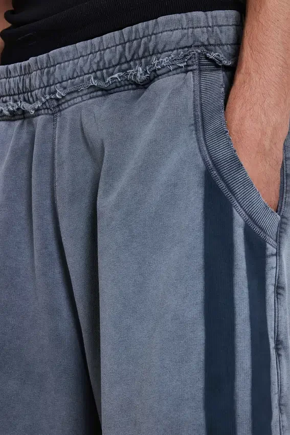 Graue, gewaschene Jogging-Shorts „Sporty Stripe Monster Joggers“