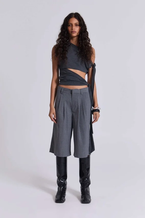 Graue, taillierte Goliath Shorts
