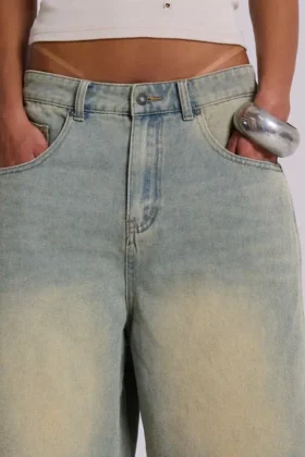 Hellgewaschene Jumbo-Jorts