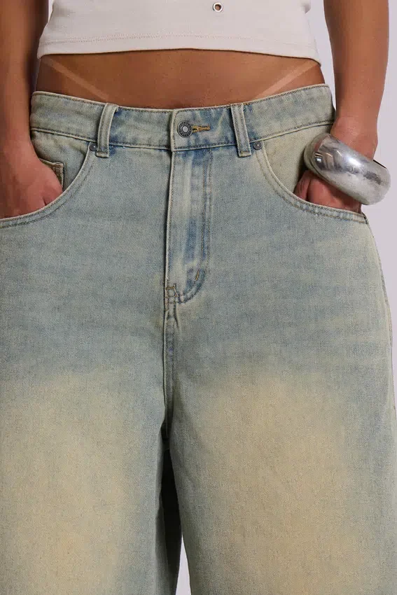 Hellgewaschene Jumbo-Jorts