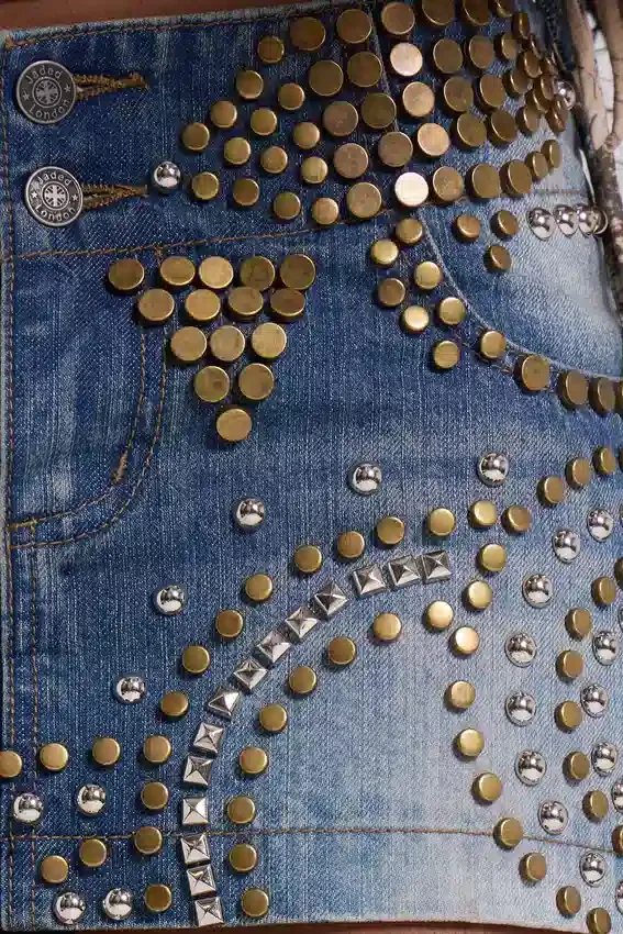 Hena-Minirock aus Denim mit Nieten
