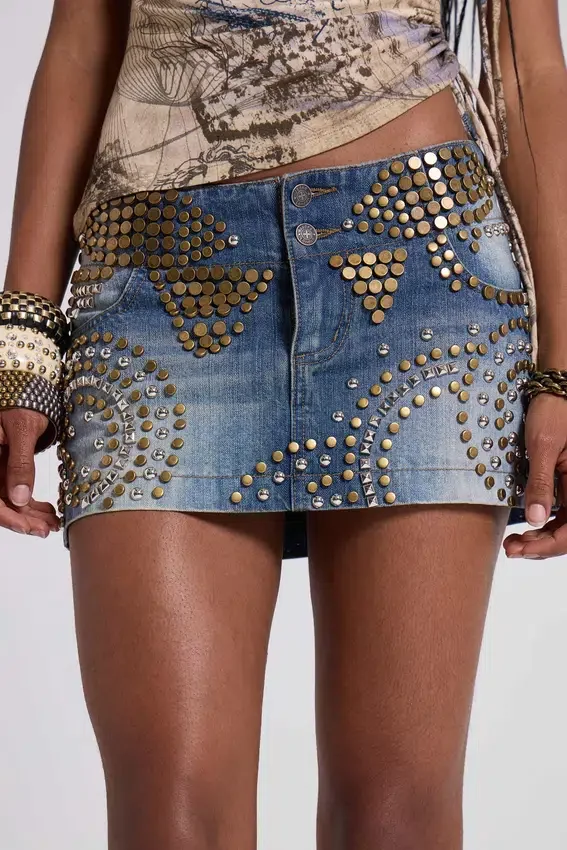 Hena-Minirock aus Denim mit Nieten