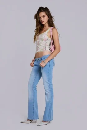 Kelsey Low-Rise-Skinny-Bootcut-Jeans in heller Waschung
