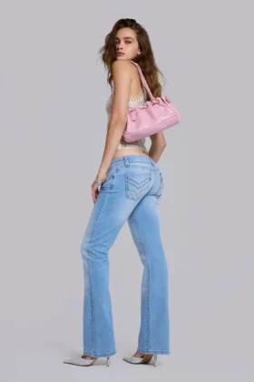Kelsey Low-Rise-Skinny-Bootcut-Jeans in heller Waschung