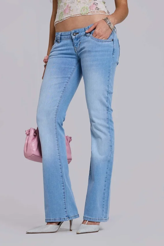 Kelsey Low-Rise-Skinny-Bootcut-Jeans in heller Waschung