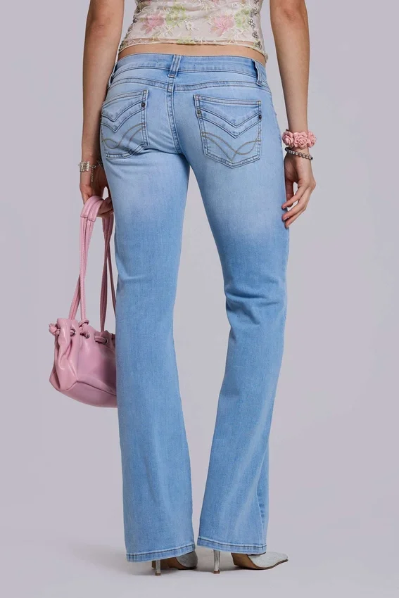 Kelsey Low-Rise-Skinny-Bootcut-Jeans in heller Waschung