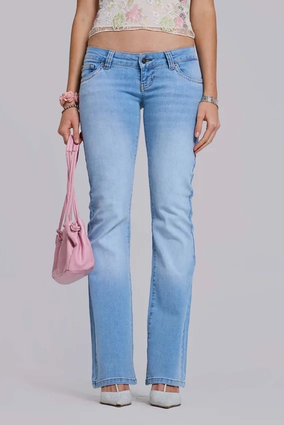 Kelsey Low-Rise-Skinny-Bootcut-Jeans in heller Waschung