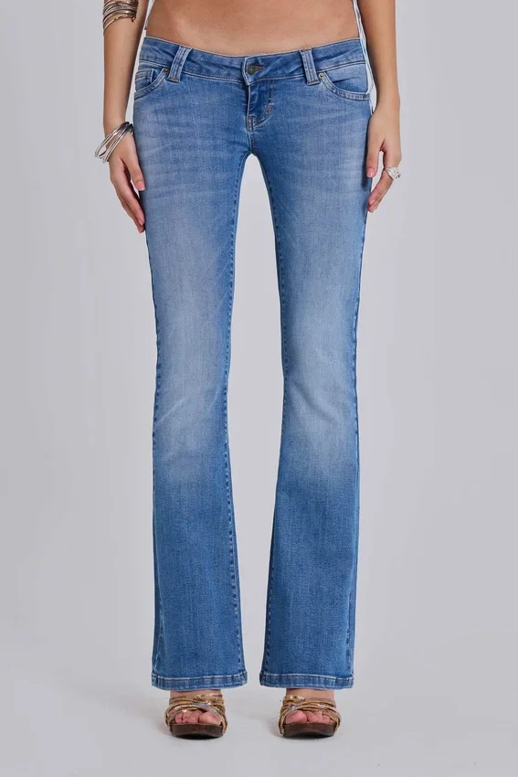 Kelsey Low-Rise-Skinny-Bootcut-Jeans in mittlerer Waschung