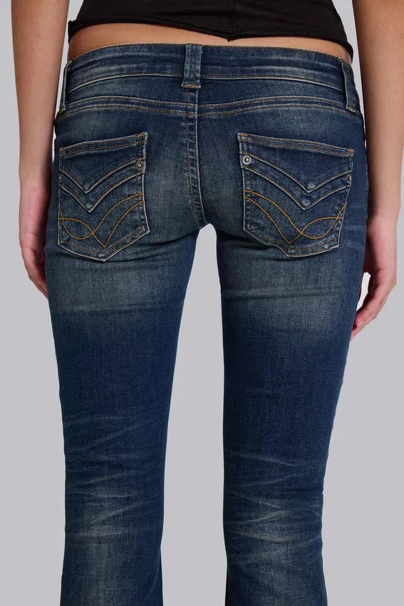 Kelsey Skinny-Bootcut-Jeans mit niedriger Leibhöhe in dunkler Waschung