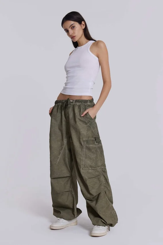 Khaki-Parachute Pants mit Ölwaschung