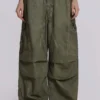Khaki-Parachute Pants mit Ölwaschung