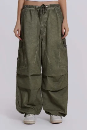 Khaki-Parachute Pants mit Ölwaschung