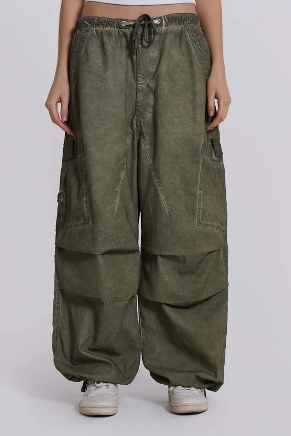Khaki-Parachute Pants mit Ölwaschung