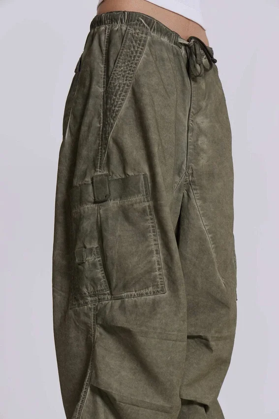 Khaki-Parachute Pants mit Ölwaschung