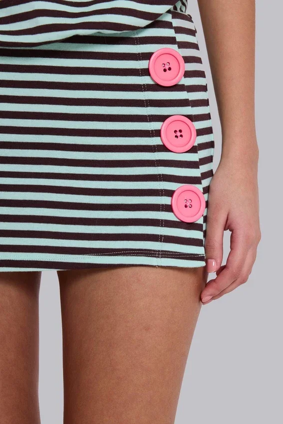 Misty – Gestreiftes, rückenfreies Minikleid mit Knopfleiste
