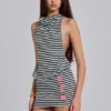 Misty – Gestreiftes, rückenfreies Minikleid mit Knopfleiste