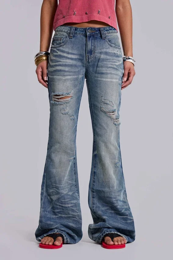 Mittelblaue, im Used-Look verarbeitete, geknitterte Drift-Flared-Jeans