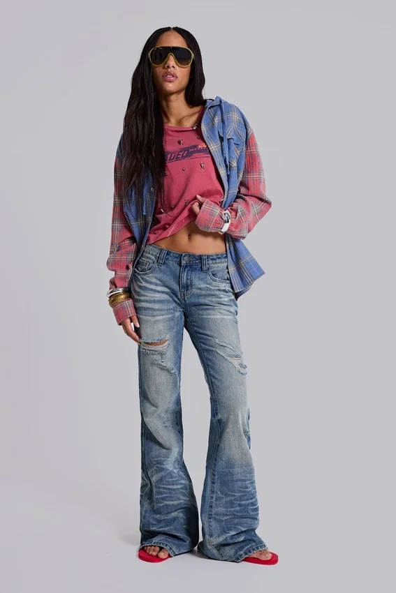Mittelblaue, im Used-Look verarbeitete, geknitterte Drift-Flared-Jeans