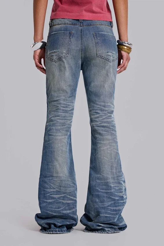 Mittelblaue, im Used-Look verarbeitete, geknitterte Drift-Flared-Jeans