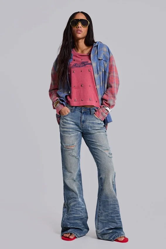Mittelblaue, im Used-Look verarbeitete, geknitterte Drift-Flared-Jeans