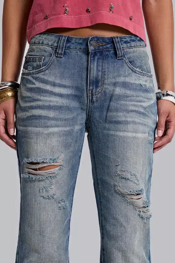 Mittelblaue, im Used-Look verarbeitete, geknitterte Drift-Flared-Jeans
