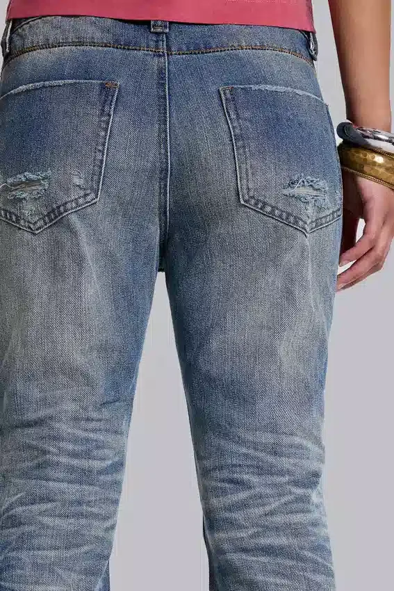 Mittelblaue, im Used-Look verarbeitete, geknitterte Drift-Flared-Jeans