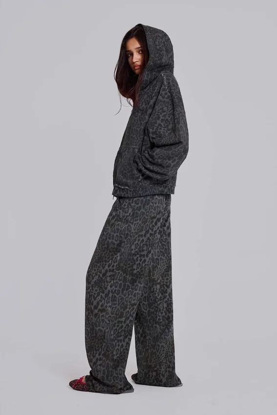 Monster Joggers in Anthrazit mit Leopardenmuster