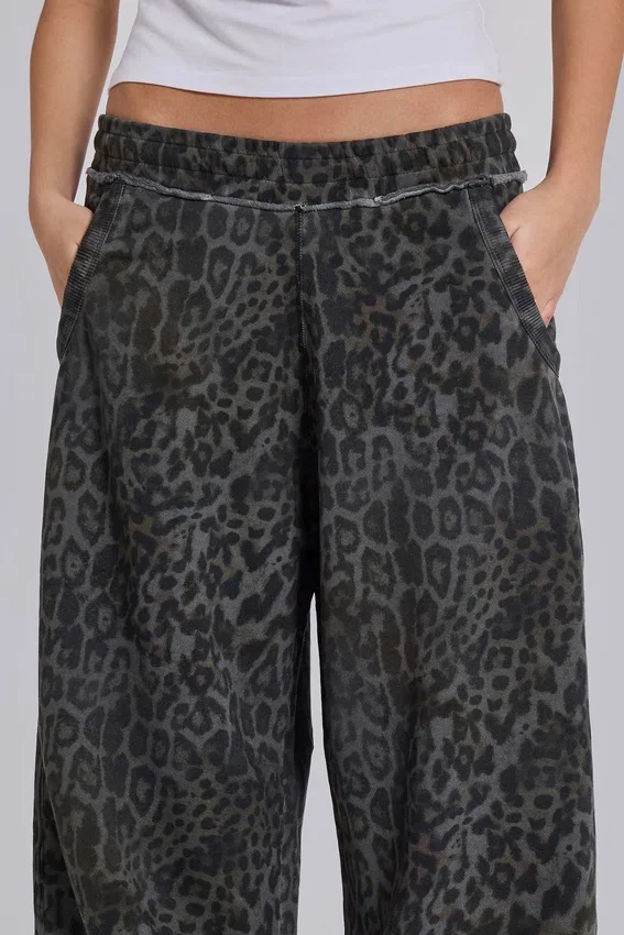 Monster Joggers in Anthrazit mit Leopardenmuster