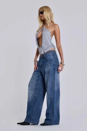 „Nailed Studded Colossus Jeans“ in mittelblauer Waschung