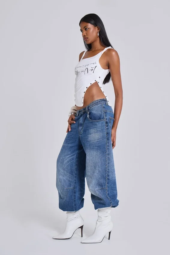 „Nailed Studded Colossus Jeans“ in mittelblauer Waschung