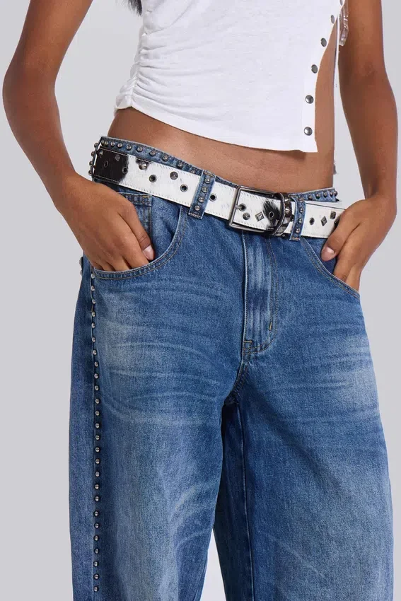 „Nailed Studded Colossus Jeans“ in mittelblauer Waschung