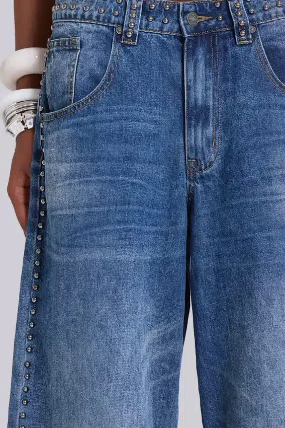 „Nailed Studded Colossus Jeans“ in mittelblauer Waschung