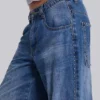 „Nailed Studded Colossus Jeans“ in mittelblauer Waschung