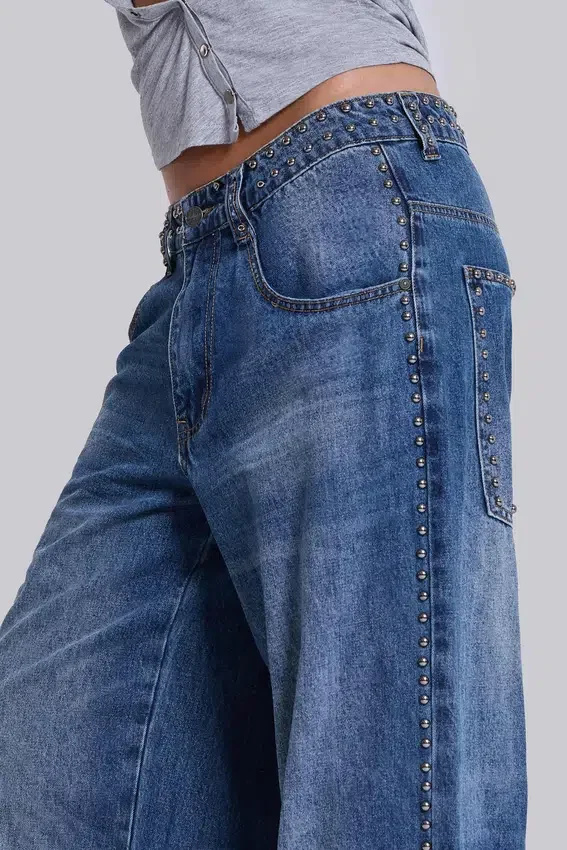 „Nailed Studded Colossus Jeans“ in mittelblauer Waschung