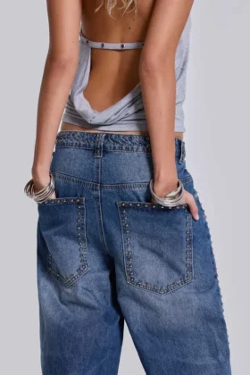 „Nailed Studded Colossus Jeans“ in mittelblauer Waschung
