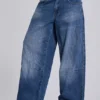 „Nailed Studded Colossus Jeans“ in mittelblauer Waschung