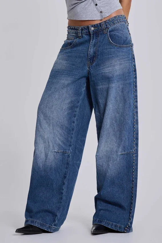 „Nailed Studded Colossus Jeans“ in mittelblauer Waschung