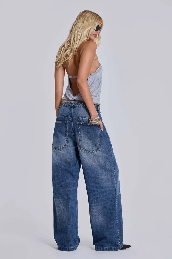 „Nailed Studded Colossus Jeans“ in mittelblauer Waschung
