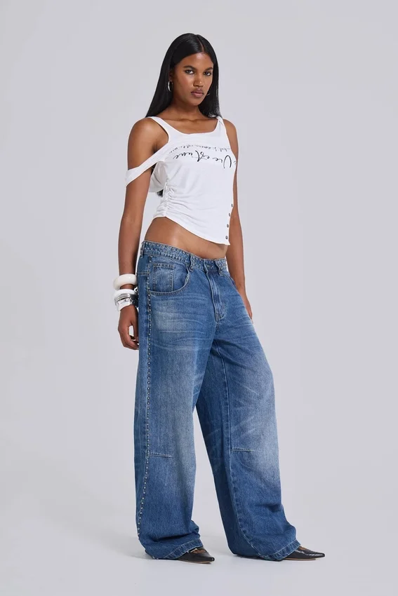 „Nailed Studded Colossus Jeans“ in mittelblauer Waschung