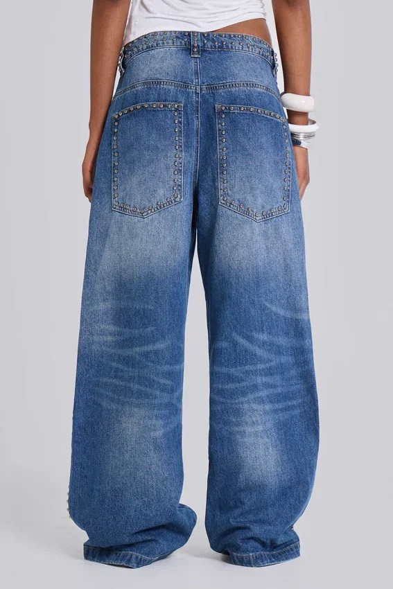 „Nailed Studded Colossus Jeans“ in mittelblauer Waschung