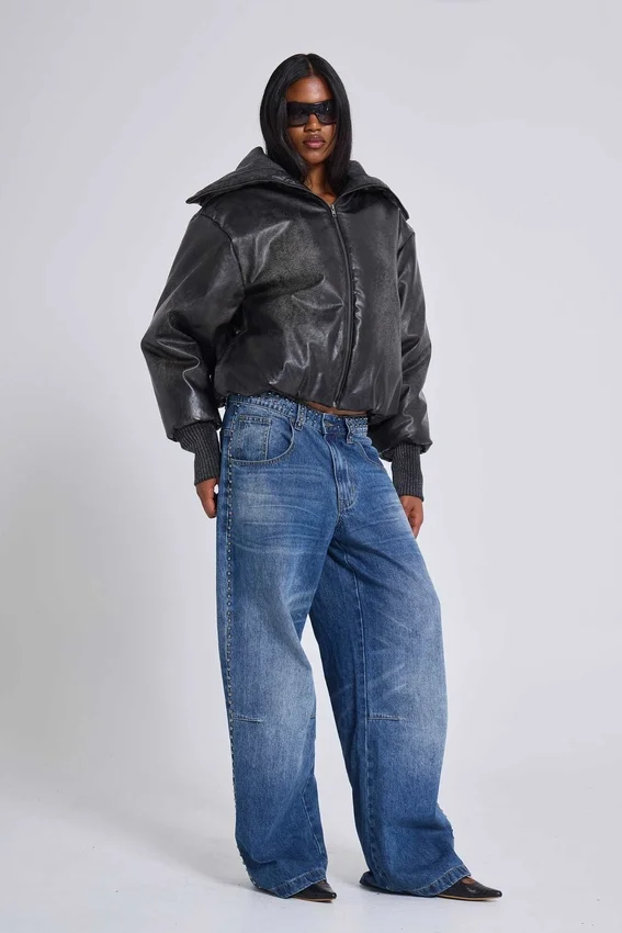 „Nailed Studded Colossus Jeans“ in mittelblauer Waschung